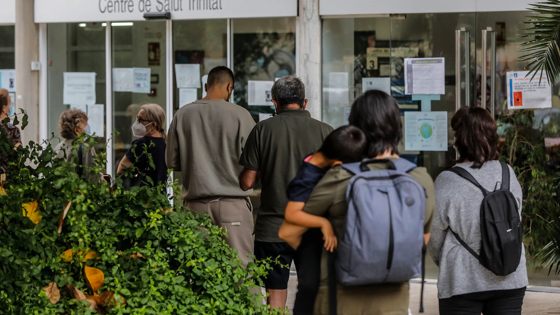 Un grupo de personas a las puertas de un centro de salud de la ciudad de Valencia