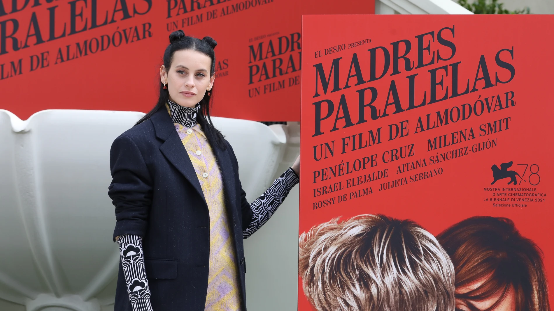 La actriz Milena Smit posa en el photocall de ‘Madres Paralelas’ en el Hotel Ritz, a 4 de octubre de 2021, en Madrid, (España).