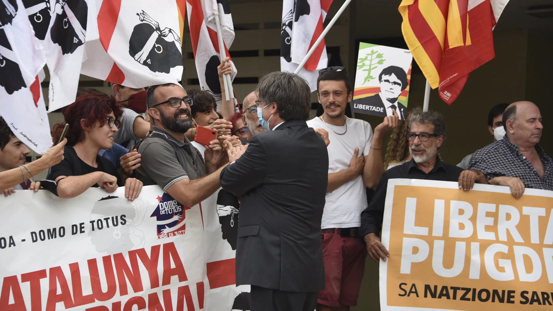 Simpatizantes del expresident Carles Puigdemont, ayer, en Cerdeña