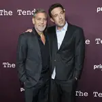 George Clooney y Ben Affleck, en lap remire de &quot;The Tender Bar&quot;. (Photo by Richard Shotwell/Invision/AP)