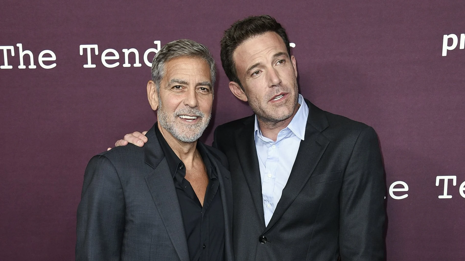 George Clooney y Ben Affleck, en lap remire de "The Tender Bar". (Photo by Richard Shotwell/Invision/AP)