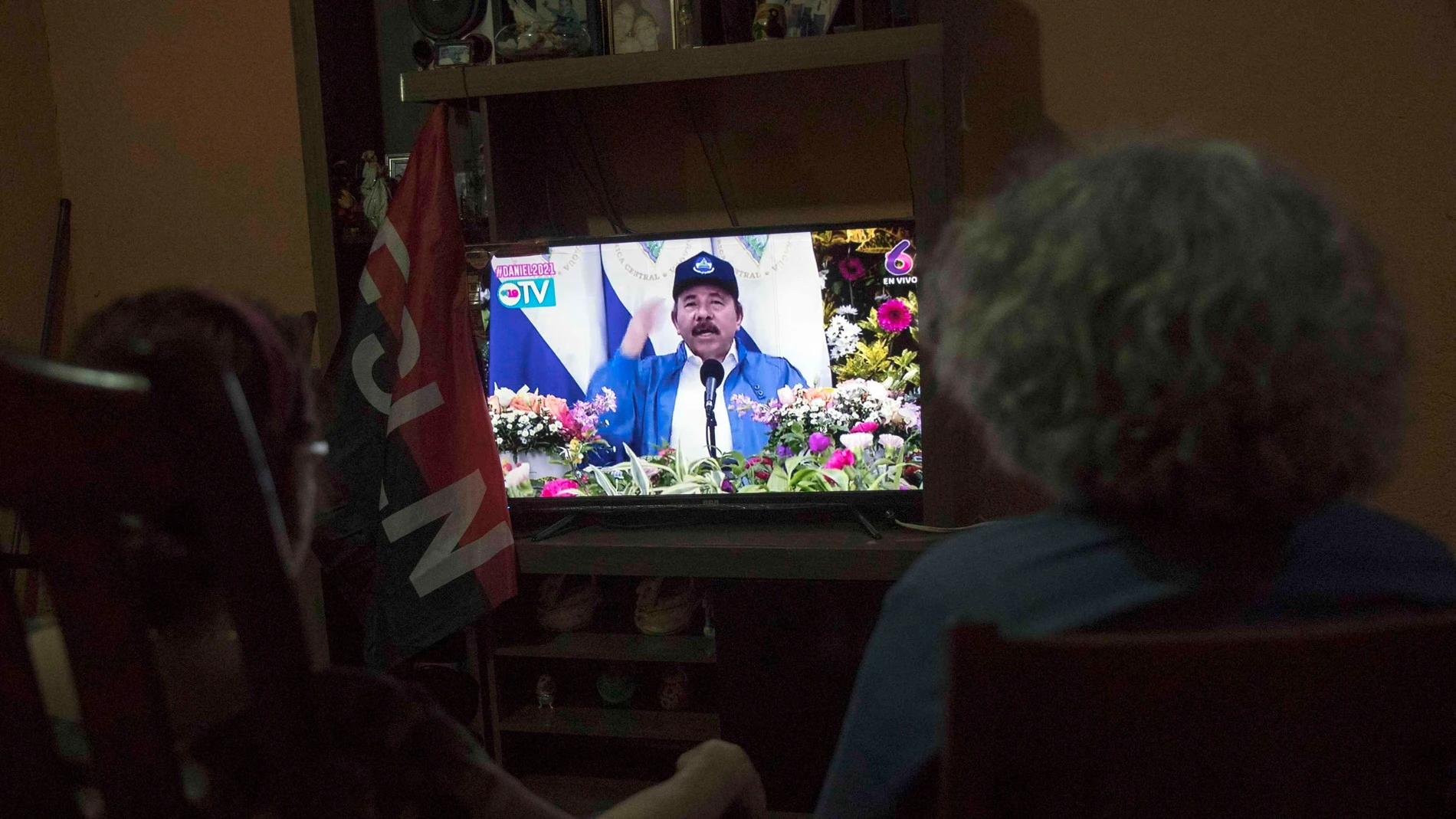 AME8002. MANAGUA (NICARAGUA), 04/10/2021.- Dos mujeres observan el discurso del presidente Daniel Ortega hoy en Managua (Nicaragua). El gobernante frente sandinista de liberación nacional (FSLN), da por iniciada formalmente su campaña de cara a los comicios generales del 7 de noviembre próximo. EFE/Jorge Torres