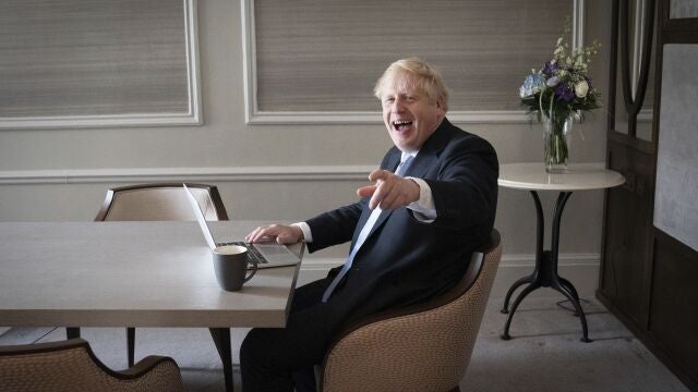El "premier" Boris Johnson prepara su discurso en su hotel de Manchester