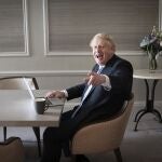 El "premier" Boris Johnson prepara su discurso en su hotel de Manchester