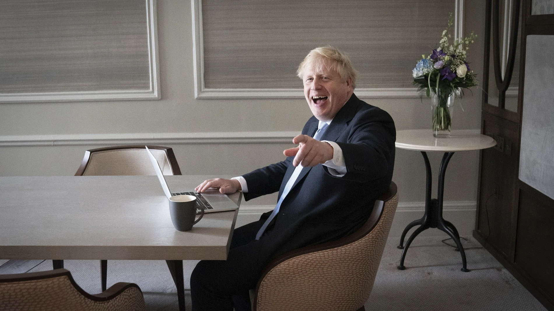 El "premier" Boris Johnson prepara su discurso en su hotel de Manchester