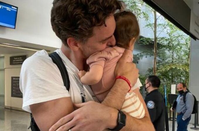 Gasol abrazado a su pequeña Elisabet Gianna. Foto: Instagram