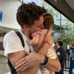 Gasol abrazado a su pequeña Elisabet Gianna. Foto: Instagram