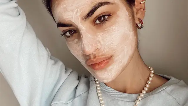 Marta Lozano con mascarilla facial.