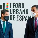 El presidente del Gobierno de España, Pedro Sánchez, y el presidente andaluz, Juanma Moreno (i),. EFE/ Raúl Caro