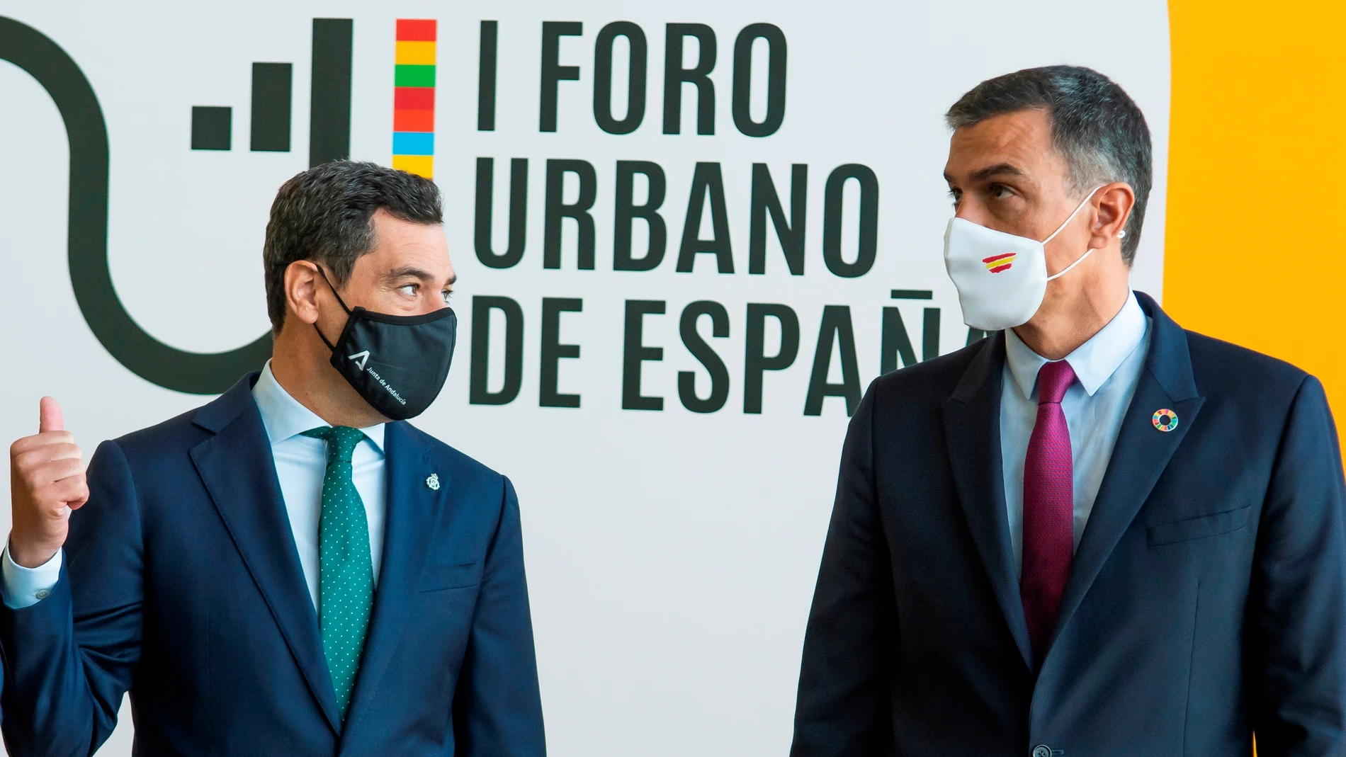El presidente del Gobierno de España, Pedro Sánchez, y el presidente andaluz, Juanma Moreno (i),. EFE/ Raúl Caro