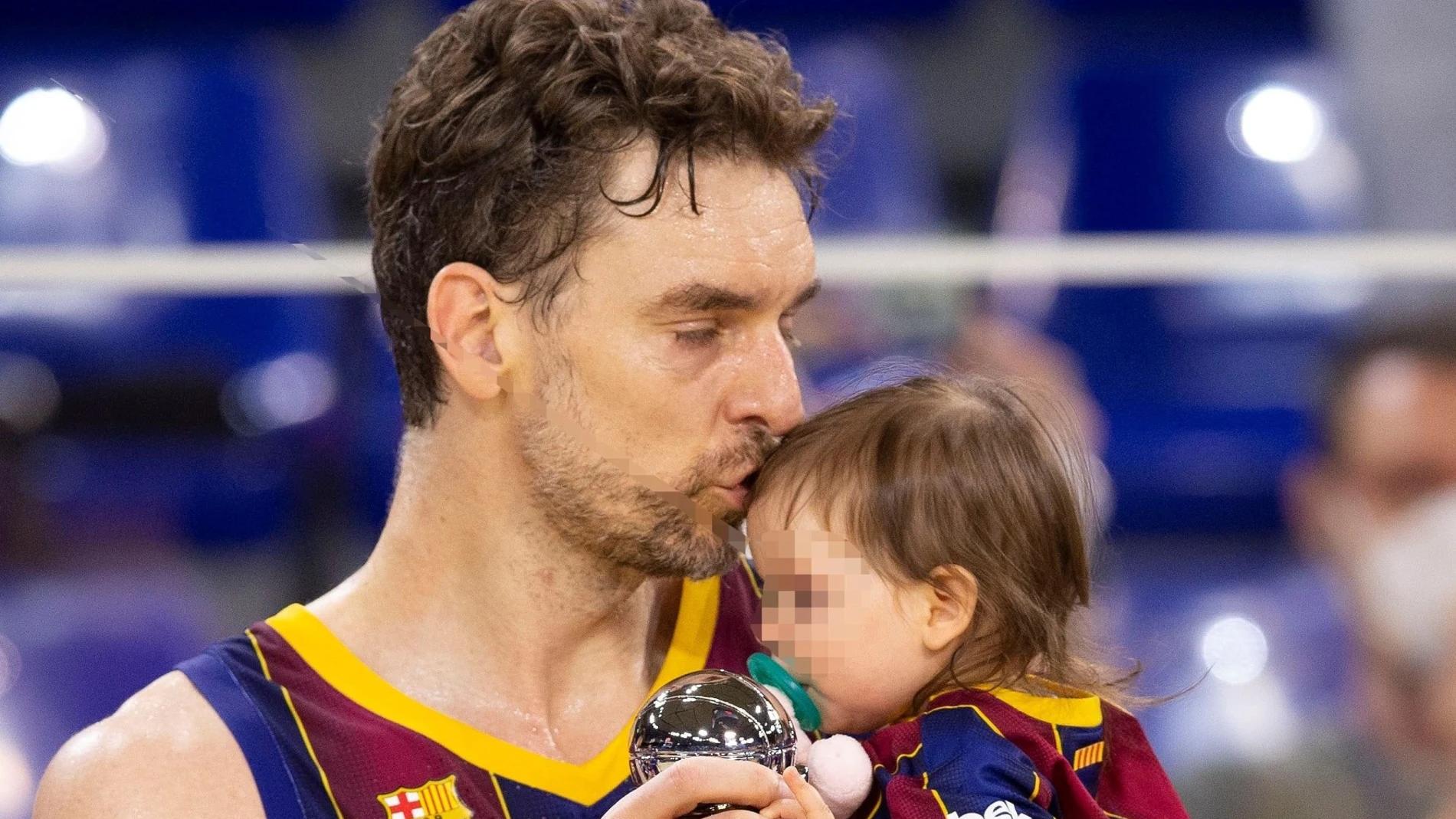 Pau Gasol, con su hija después de su último partido con el Barça
