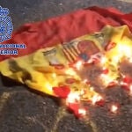 El arrestado procedió a la quema de una bandera nacional a la vez que profería insultos hacia la misma y se rodeaba de un gran número de personas quienes, a su vez, vociferaban todo tipo de soflamas injuriosas contra España