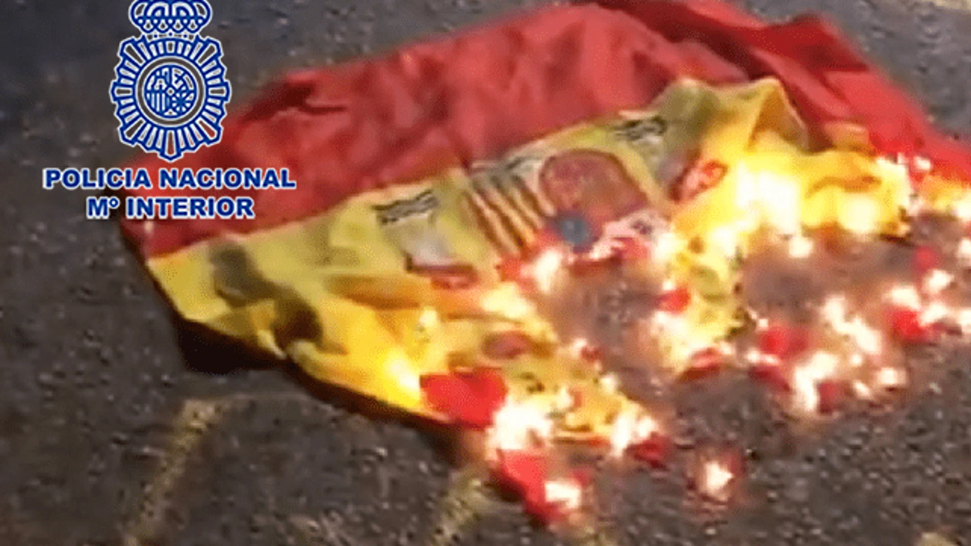 El arrestado procedió a la quema de una bandera nacional a la vez que profería insultos hacia la misma y se rodeaba de un gran número de personas quienes, a su vez, vociferaban todo tipo de soflamas injuriosas contra España