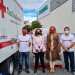La directora de Relaciones Externas de Mercadona en Valladolid, Laura del Palacio, dona el arroz y quinoa a Cruz Roja
