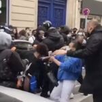 Las fotografías, que se hicieron públicas en las redes sociales, muestras a fanáticos peleando en la calle