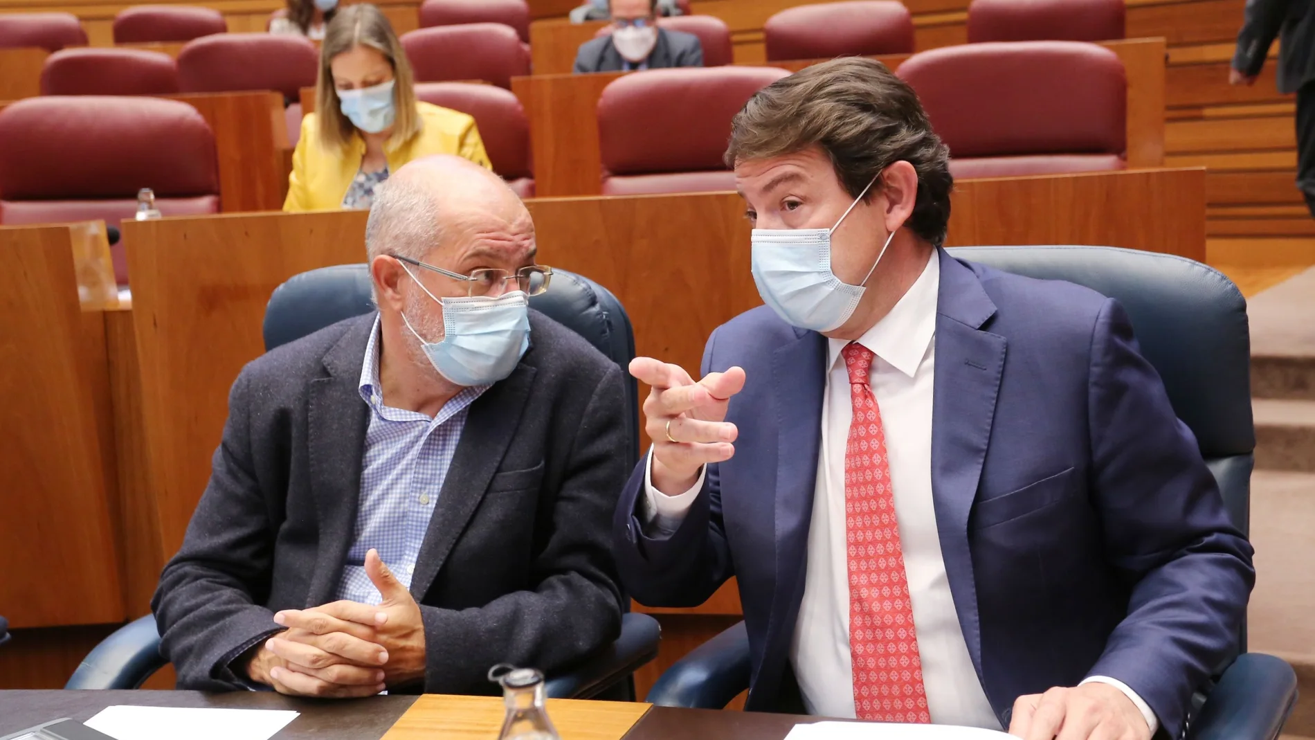 Fernández Mañueco y Francisco Igea conversan en un momento del pleno