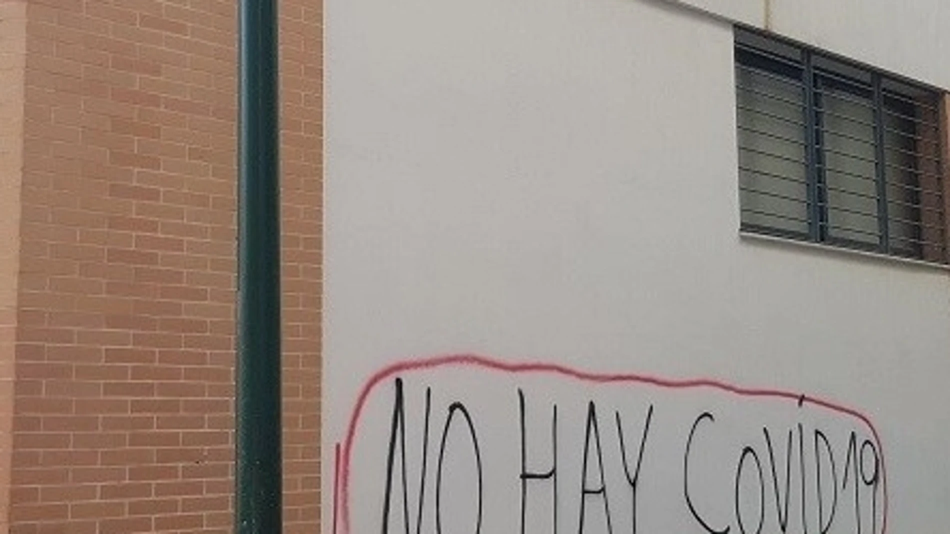Pintada de un negacionista  en una pared de Málaga