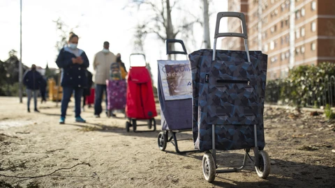 Las colas del hambre, lejos de desaparecer, se cronifican en las calles de grandes y pequeños municipios