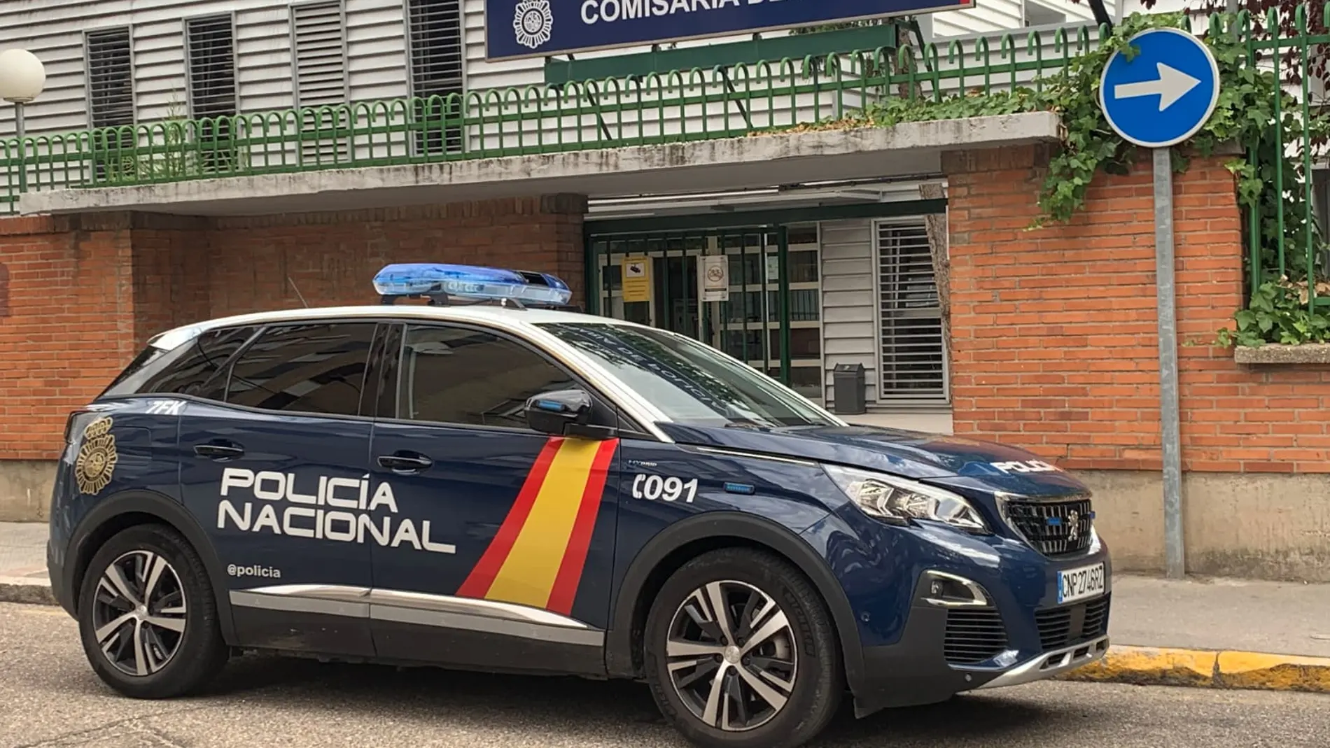 Imagen de un coche de policía frente a la Comisaría de Valladolid