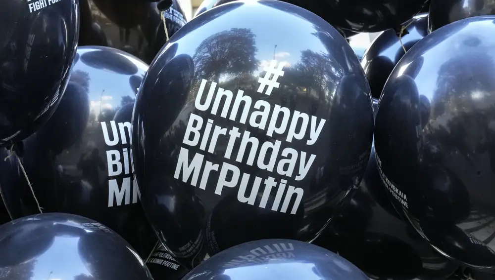 Globos deseando un infeliz día de cumpleaños a Putin en una protesta en la embajada rusa de París, en el 15 aniversario del asesinato de la periodista Politkovskaya