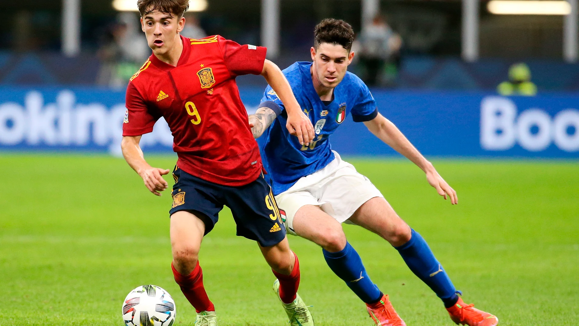 Gavi, perseguido por Alessandro Bastoni en la imagen, se convirtió en el jugador más joven en debutar con la selección