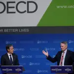 El secretario de Estado norteamericano, Antony Blinken, y el secretario general de la OCDE, Mathias Cormann, en Paris, tras la reunión ministerial del organismo