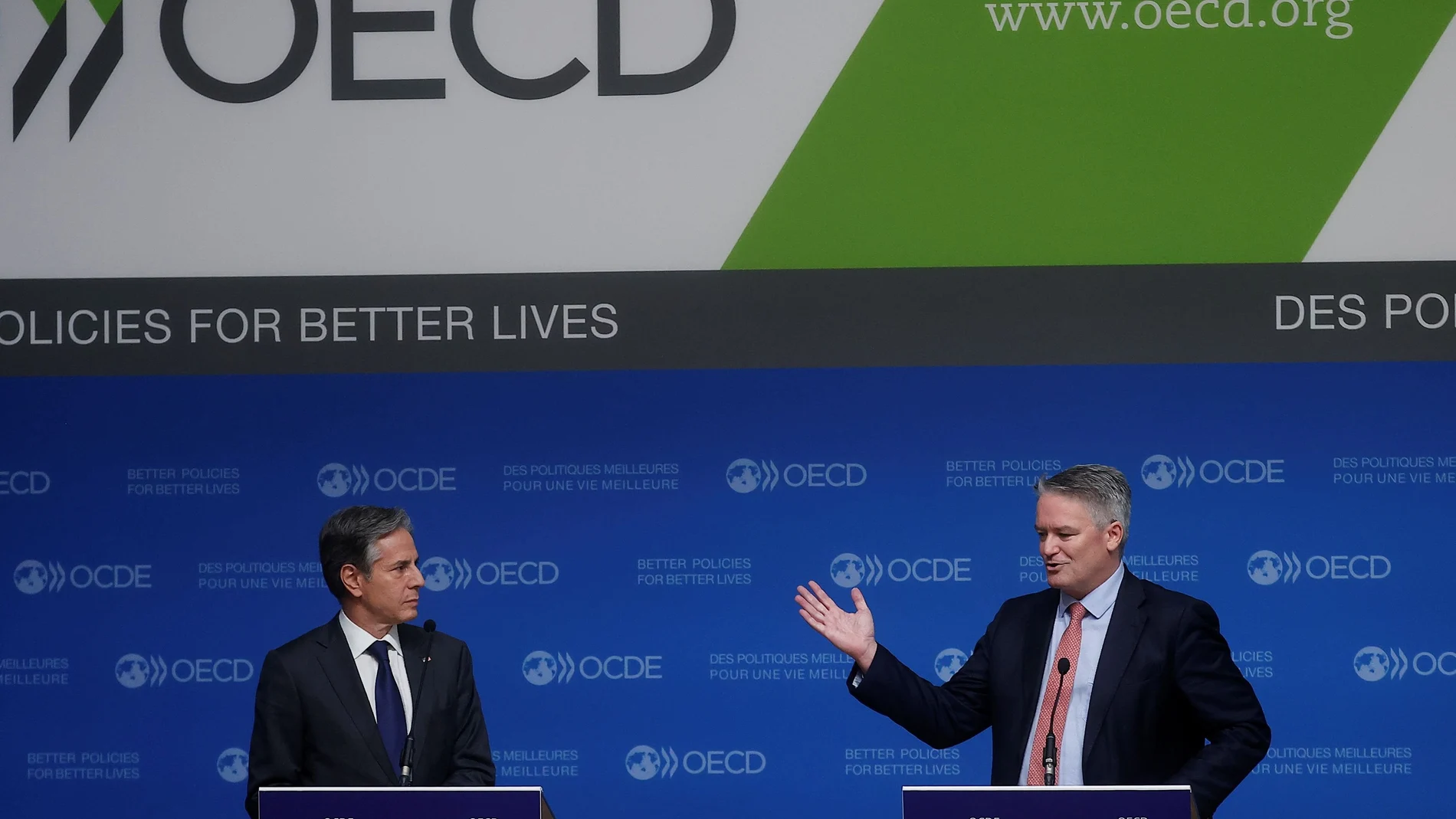 El secretario de Estado norteamericano, Antony Blinken, y el secretario general de la OCDE, Mathias Cormann, en Paris, tras la reunión ministerial del organismo