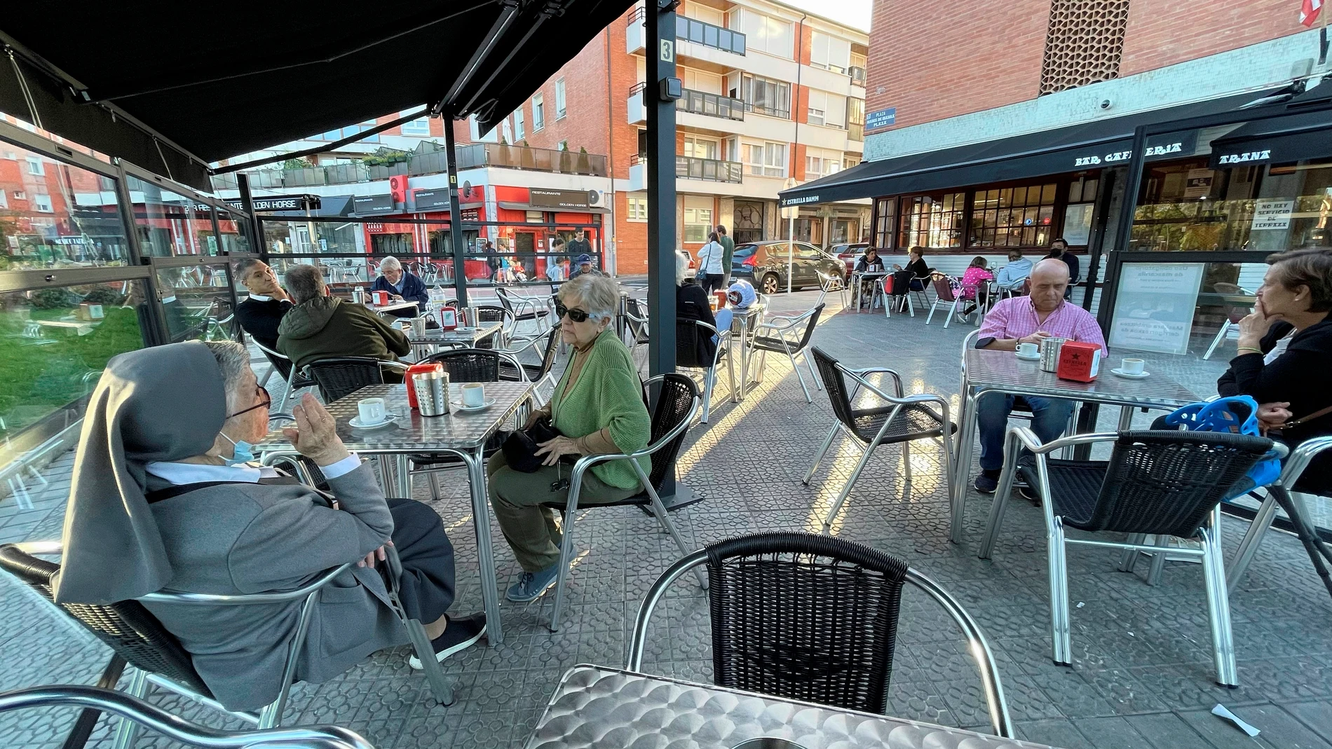 Personas disfrutan en la terraza de un bar en Getxo (Vizcaya)