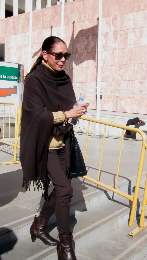 La cantante Isabel Pantoja a la salida de los juzgados en 2013
