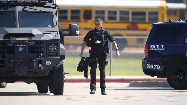 Una portavoz del Departamento de Policía de Arlington dijo que los agentes respondieron a un tiroteo en la escuela