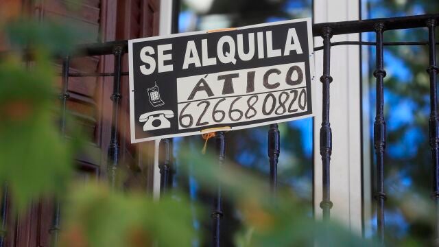 Vista de un cartel de alquiler de vivienda en Madrid
