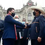 El presidente de Perú, Pedro Castillo, saluda al dimitido Guido Bellido el pasado agosto