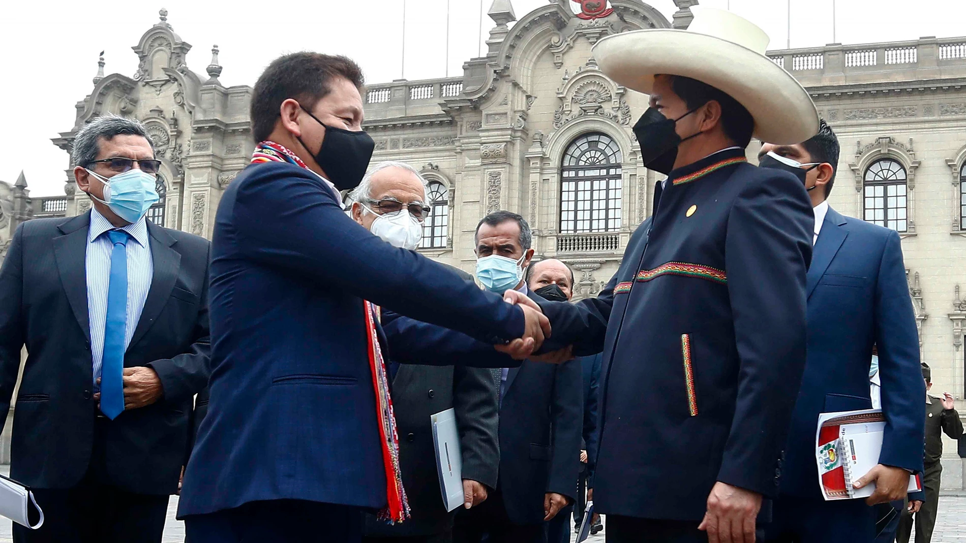 El presidente de Perú, Pedro Castillo, saluda al dimitido Guido Bellido el pasado agosto