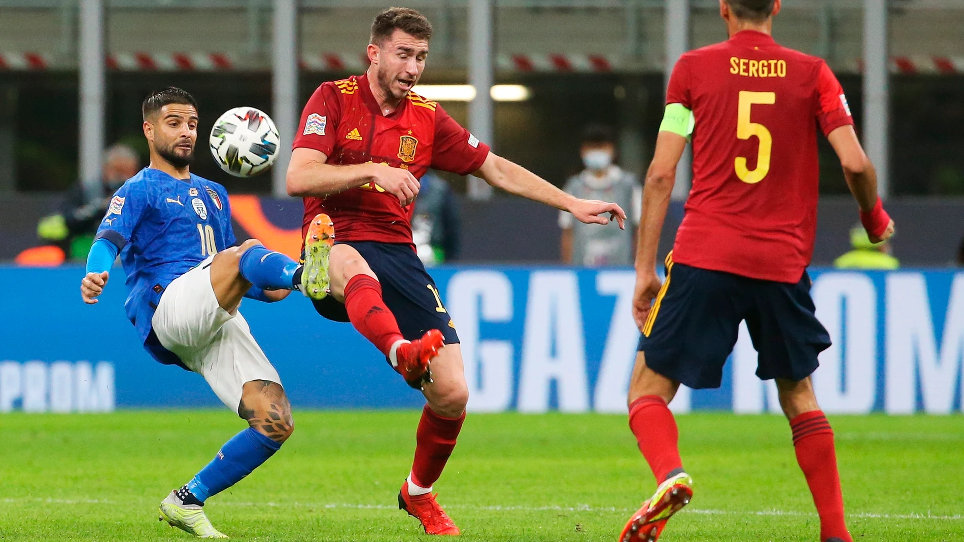 Laporte pelea por un balón con Insigne en la semifinal contra Italia