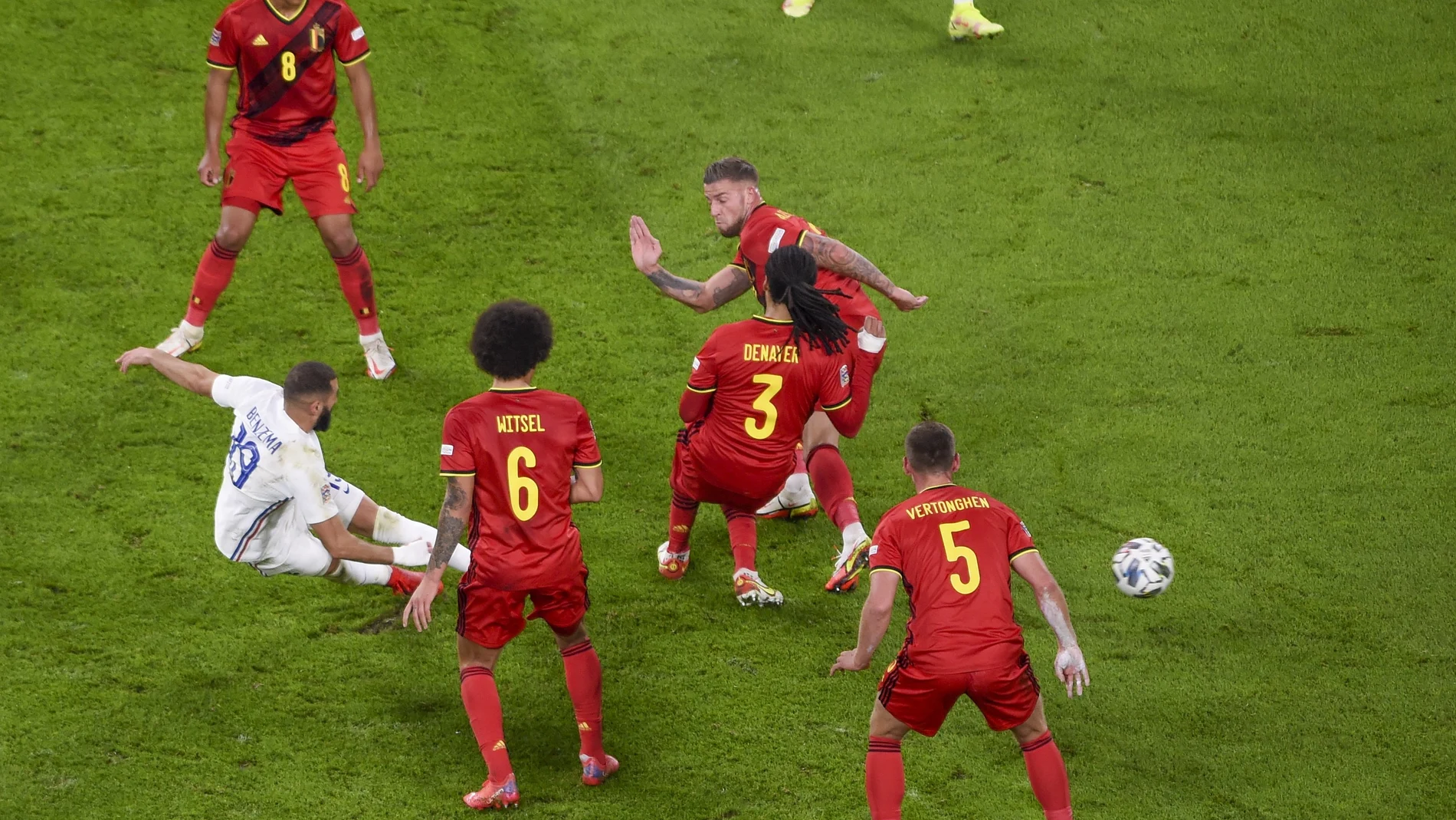 Benzema marcó el 2-1 rodeado de jugadores belgas