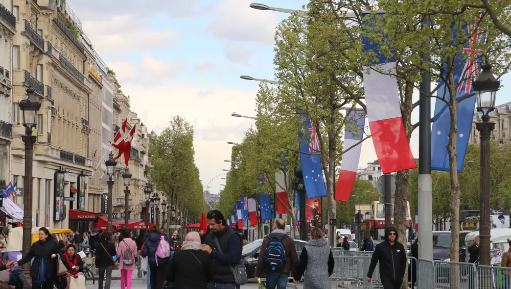 Los Campos Elíseos (París) con banderas francesas y australianas celebrando el acuerdo de submarinos en 2016.