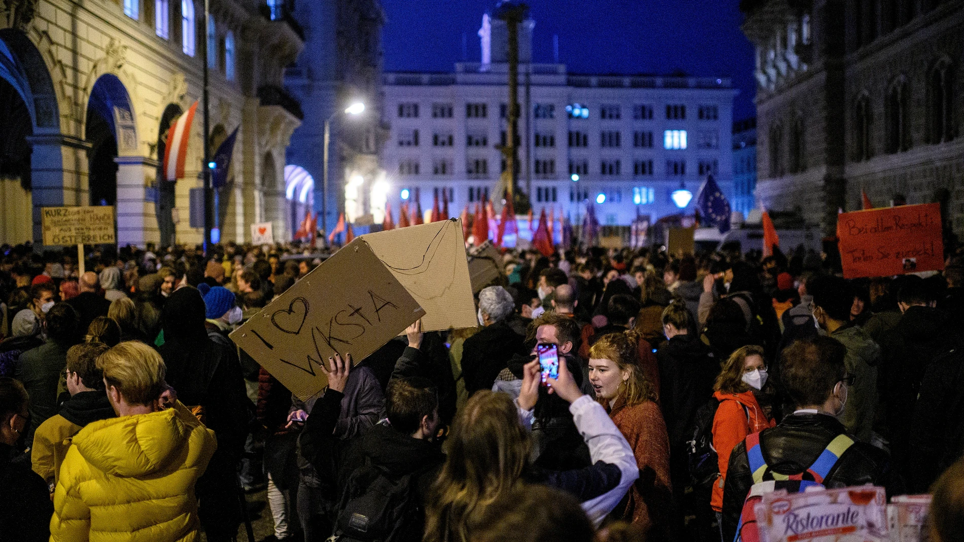 Manifestantes protestan en Viena frente a la sede del Partido Popular de Austria (ÖVP), la formación de Sebastian Kurz