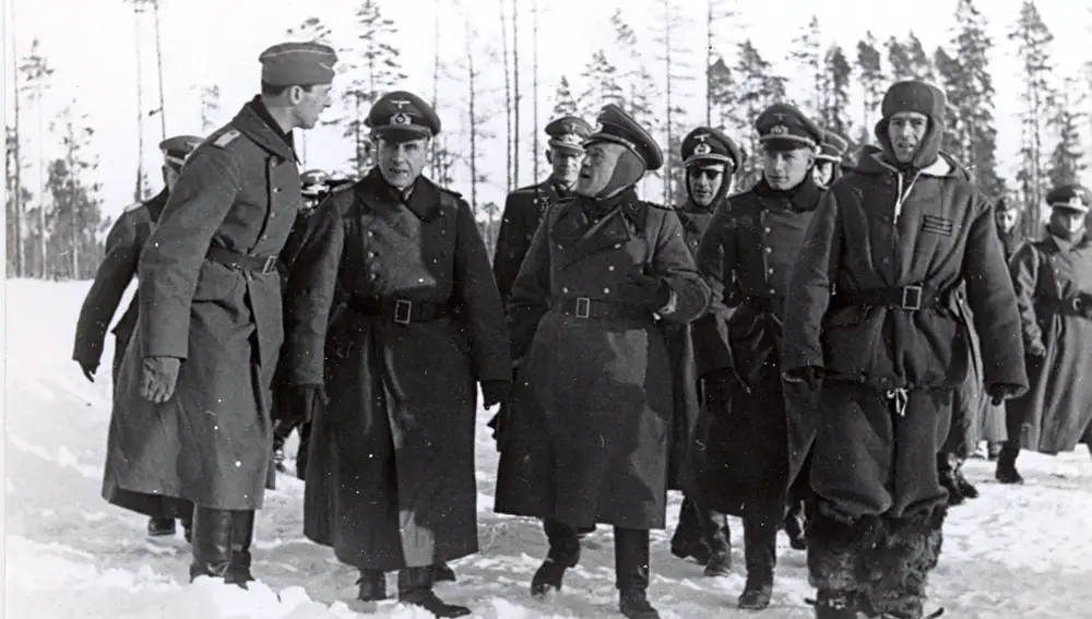 Payeras con gorro invierno. El general Hansen de la Wehrmacht recibe novedades del comandante Payeras.
