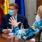 El president de la Generalitat, Ximo Puig (i) y la consejera de Sanidad Ana Barceló, durante la reunión de la Interdepartamental de la Generalitat para la prevención y actuación ante la covid-19 para acordar el fin de la mayoría de las restricciones