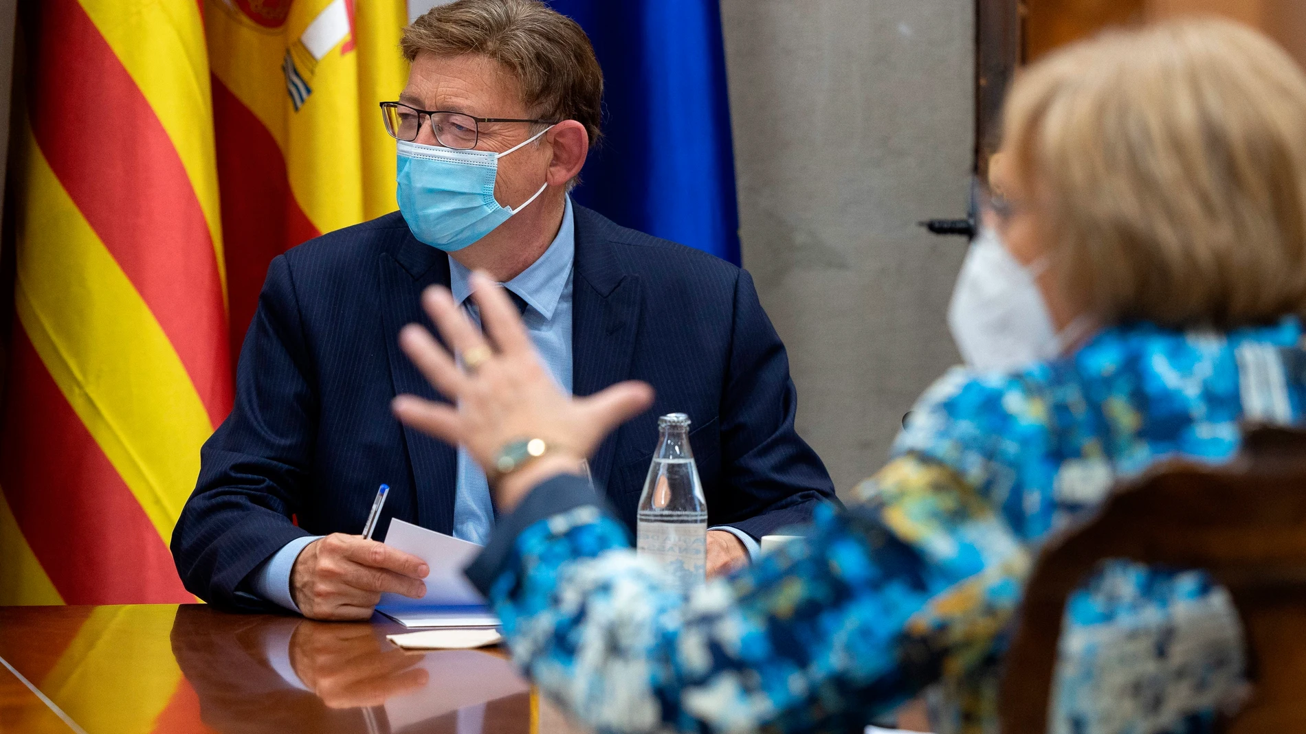 El president de la Generalitat, Ximo Puig (i) y la consejera de Sanidad Ana Barceló, durante la reunión de la Interdepartamental de la Generalitat para la prevención y actuación ante la covid-19 para acordar el fin de la mayoría de las restricciones