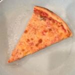 Para recalentar la pizza es mejor usar una sartén y evitar el microondas, pero el truco es echar un poco de agua y taparla