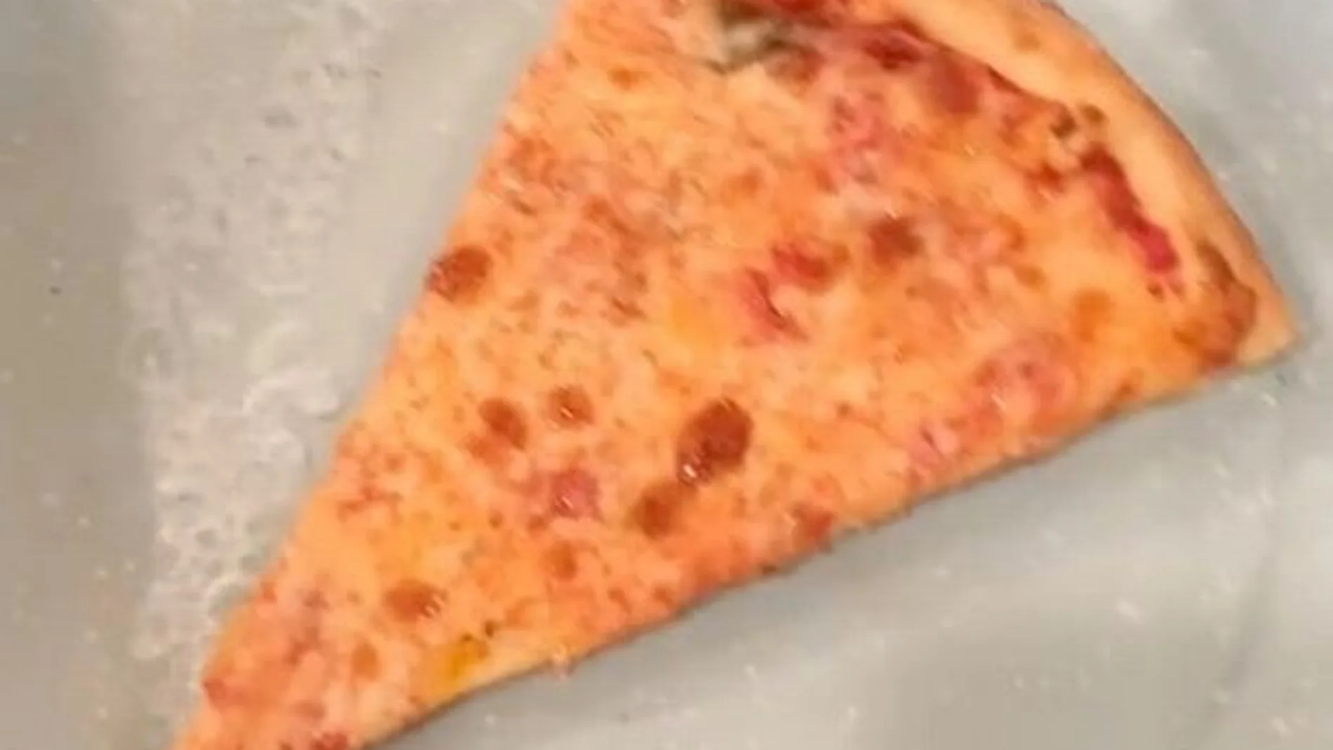 Para recalentar la pizza es mejor usar una sartén y evitar el microondas, pero el truco es echar un poco de agua y taparla