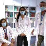 Los doctores Magda Campins, María José Buzón y Vicenç Falcó, del hospital Vall d´Hebron