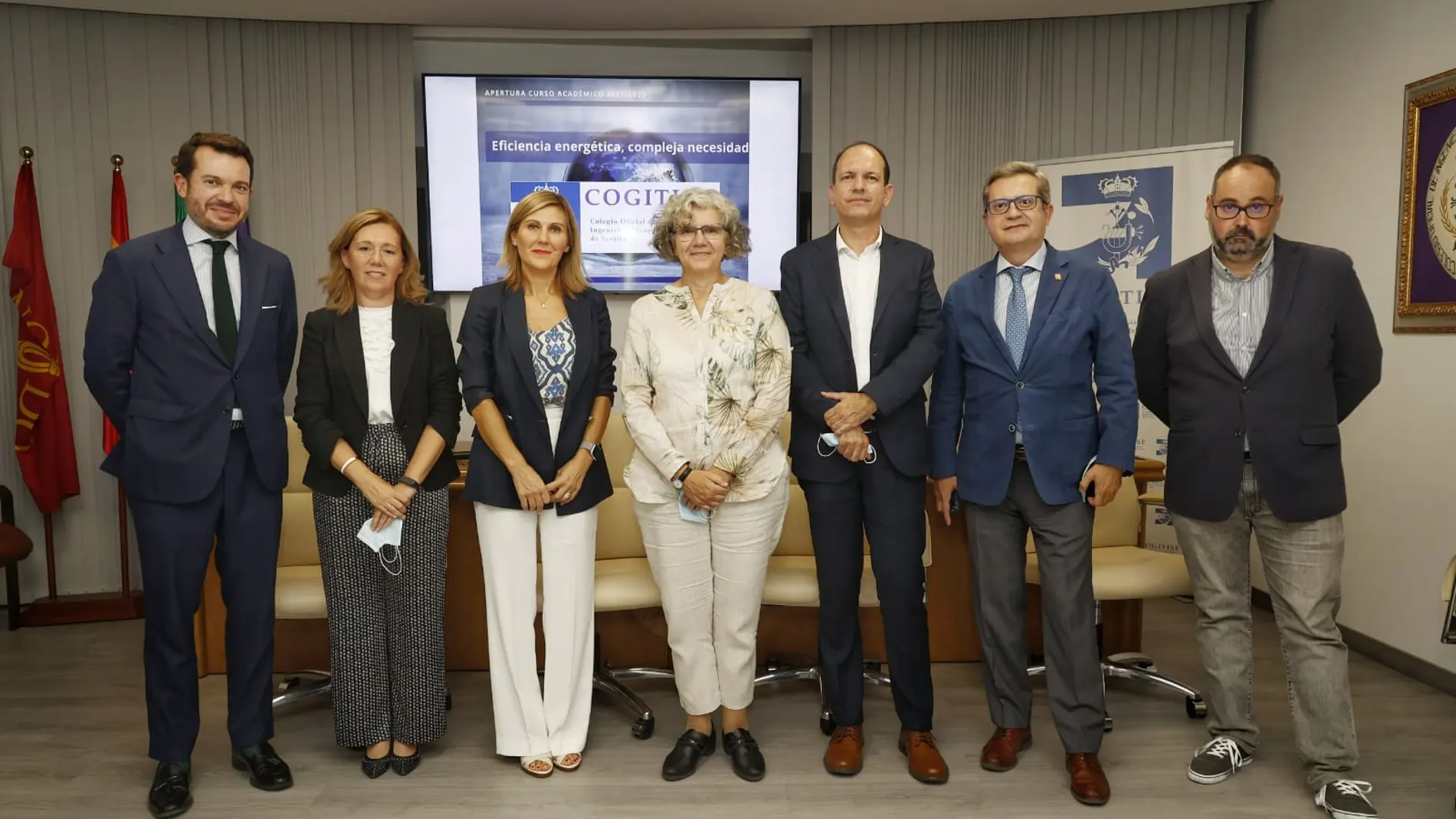 Foto de familia tras la apertura del nuevo curso por parte del Colegio Oficial de Graduados e Ingenieros Técnicos Industriales de Sevilla