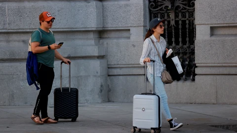 Turistas con sus equipajes en Madrid