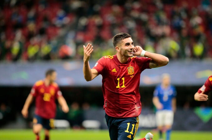 Ferran Torres celebra uno de sus goles ante Italia
