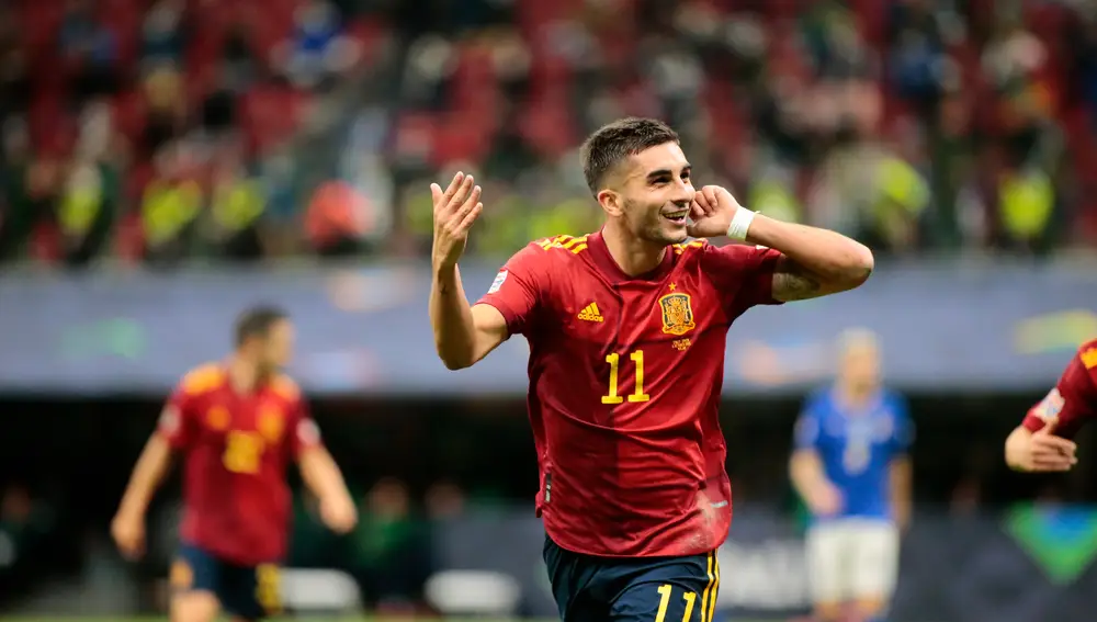 Ferran Torres celebra uno de sus goles ante Italia