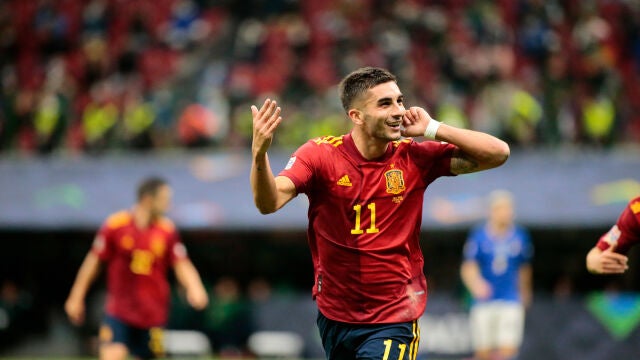 Ferran Torres celebra uno de sus goles ante Italia