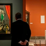 Un visitante ante una obra de Picasso durante la inauguración en el Museo de Bellas Artes de Sevilla de la exposición "Cara a cara. Picasso y los maestros antiguos". EFE/ Raúl Caro