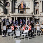 Varias personas se reúnen sosteniendo pancartas durante una concentración para reclamar la ampliación de las terrazas Covid en Valencia hasta 2022 en plaza del Ayuntamiento